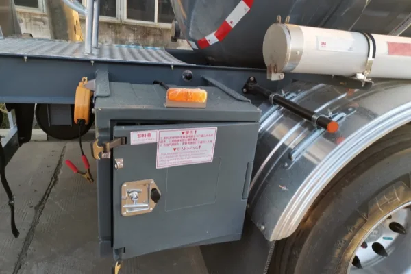 Sulfuric-Acid-Tanker-Truck-Semi-Trailer4-600x400