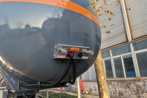 Sulfuric-Acid-Tanker-Truck-Semi-Trailer3-600x400