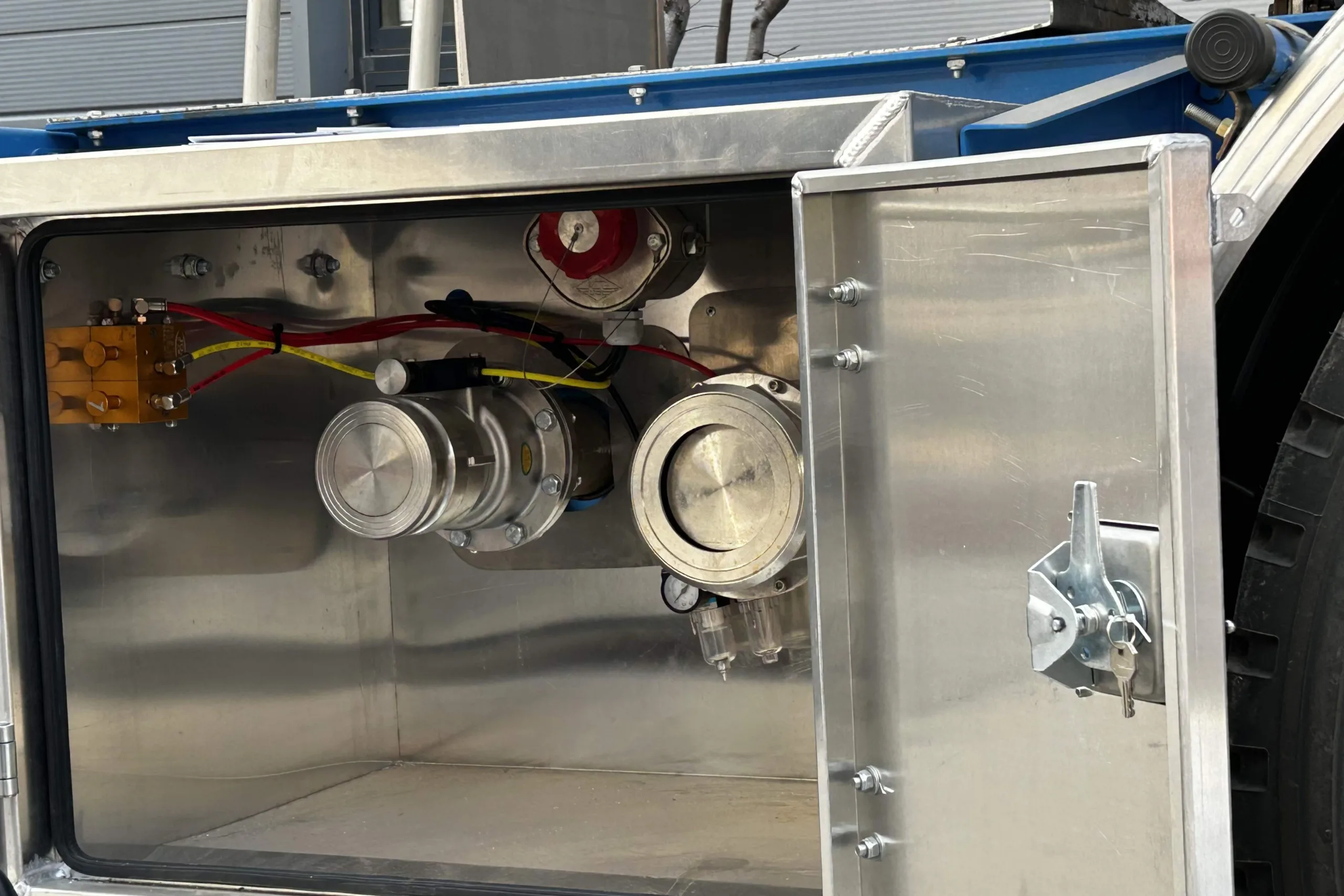Aluminum-alloy-tank-transport-semi-trailer-xj2-1-scaled
